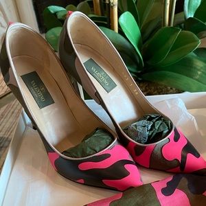 Valentino Camouflage Pumps 💗💚